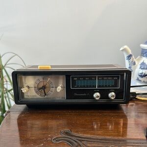 Vintage Radio Shack Realistic Chronomatic-8 AM/Analog Alarm Clock Radio